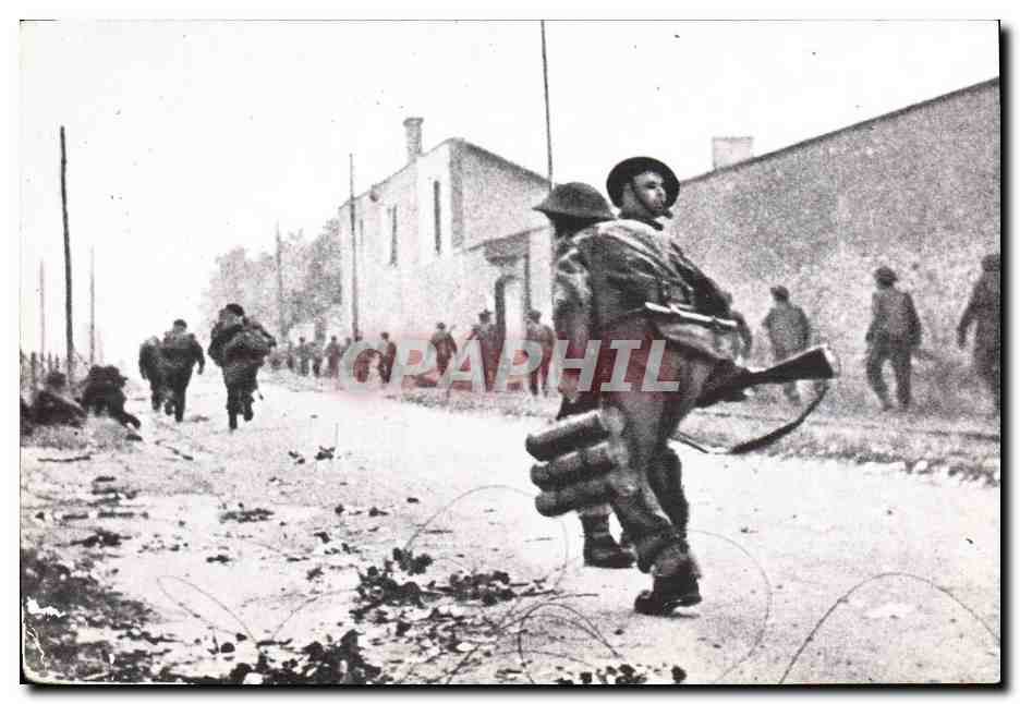 CPM Militaria Le n°4 Commando progersse vers Ouistreham pour l'assaut de cette ville 