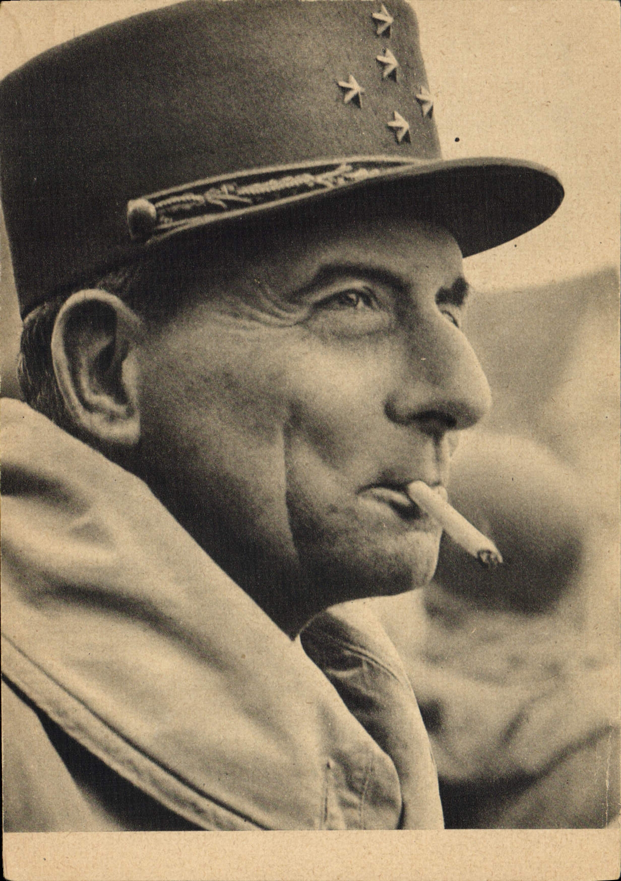 Le Général de Lattre — portrait en uniforme avec cigarette — CPAPHIL