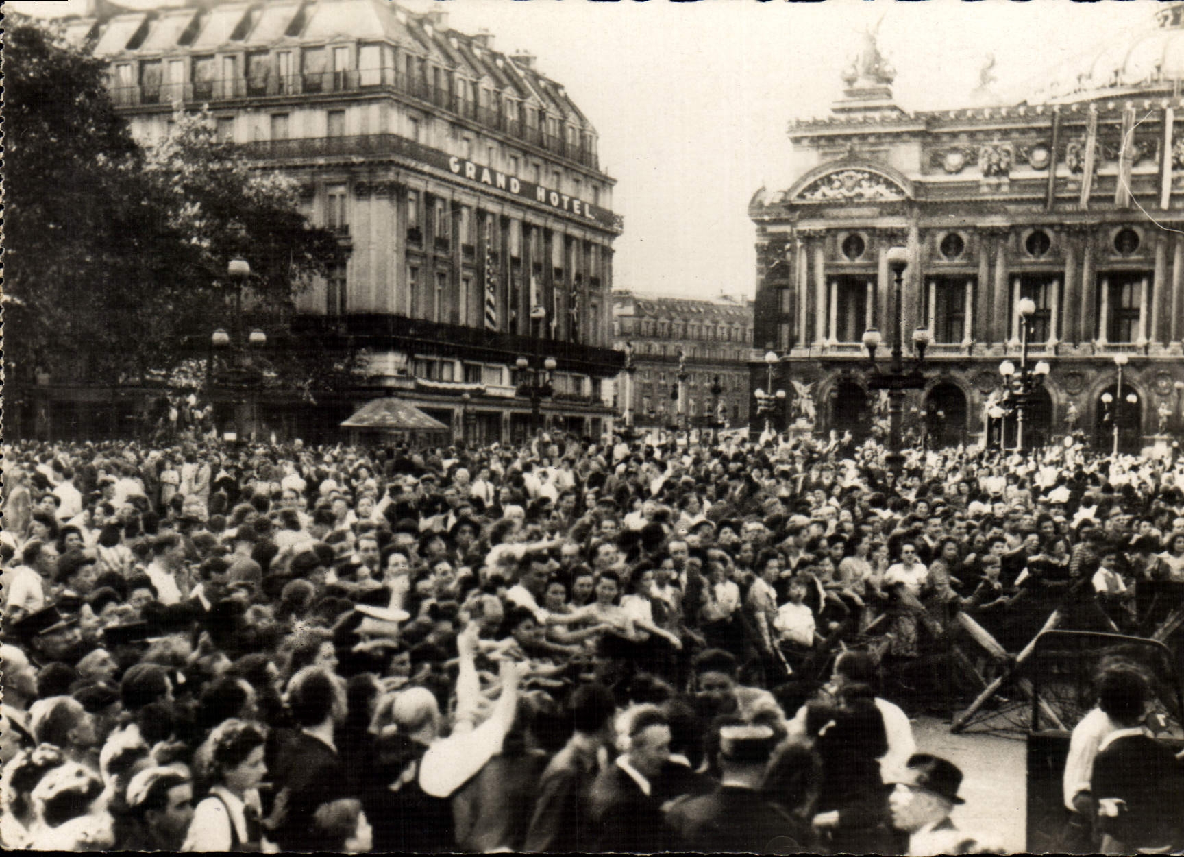 CPM Militaria Paris La foule Place de l'Opera apres la prise de la Kommandantur