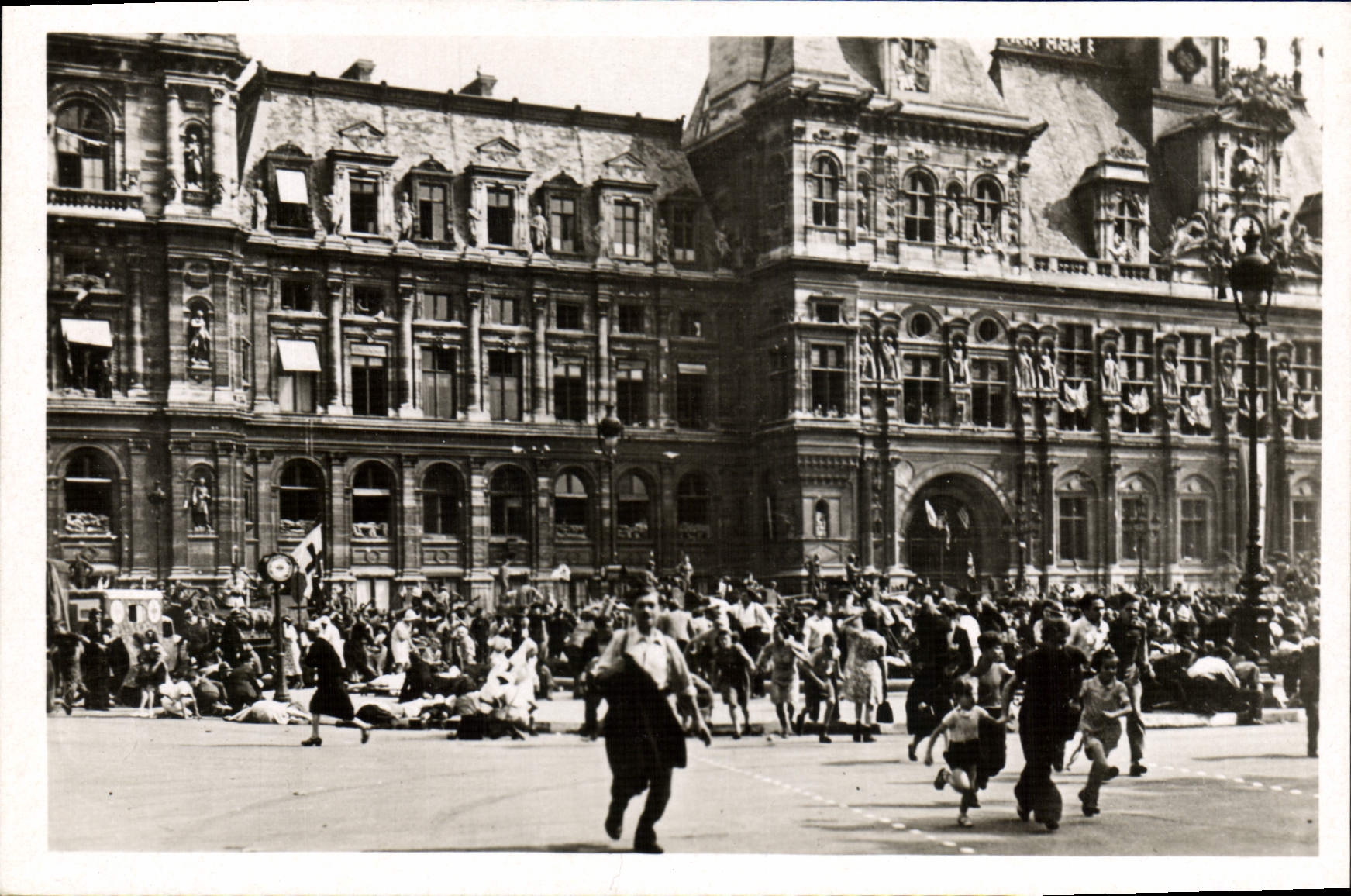 Bataille à l'Hôtel de Ville — Libération de Paris — Éditions S.T.L, Issy-Paris