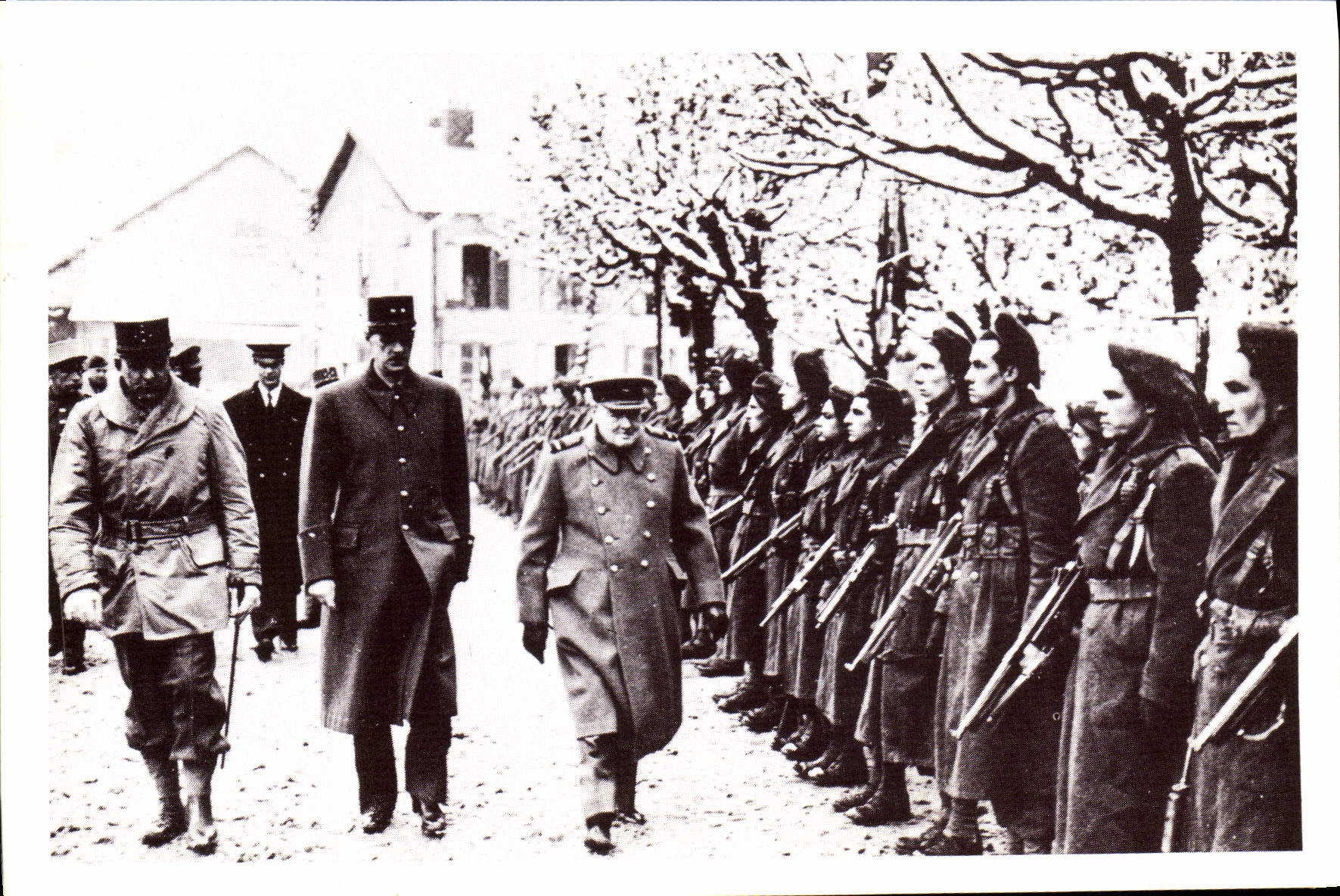 CPM Militaria Debarquement allie et la bataille de Normandie 1944 Le General de Gaulle De Lattre De Tassigny et Winston Churchill passent les troupes francaises en revue