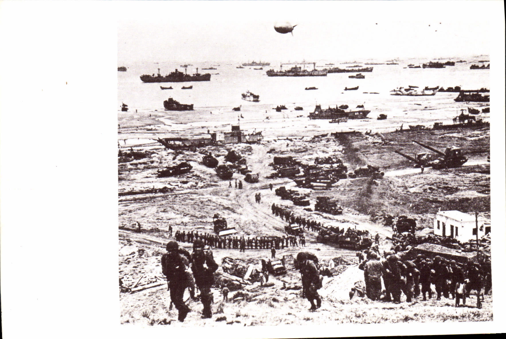 CPM Militaria Debarquement allie et la bataille de Normandie Arromanches Juin 1944 Les troupes de renfort s'organisent