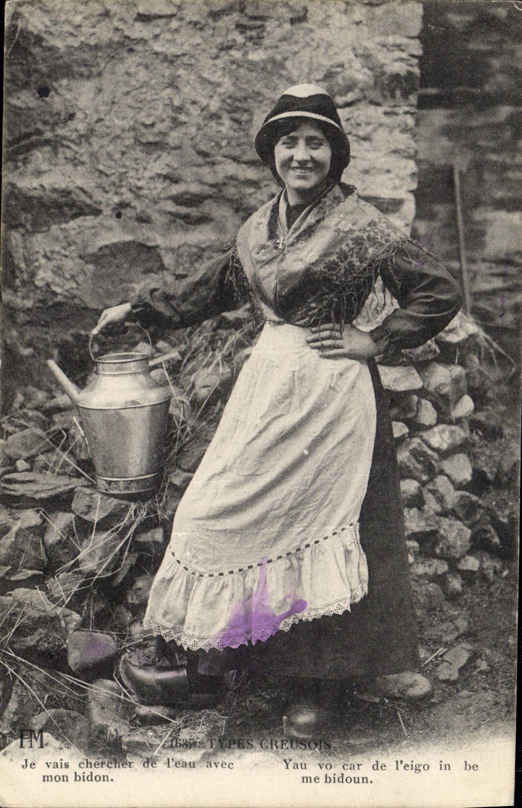 CPA Folklore Types Creusois Je vais chercher de l'eau avec mon bidon