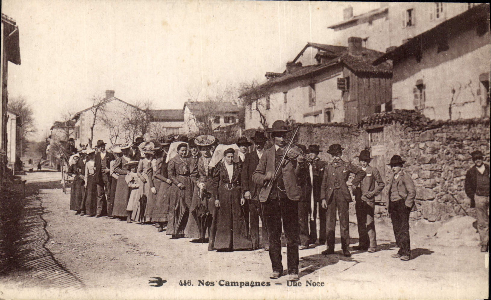 CPA Folklore Limousin Une noce Violon Mariage