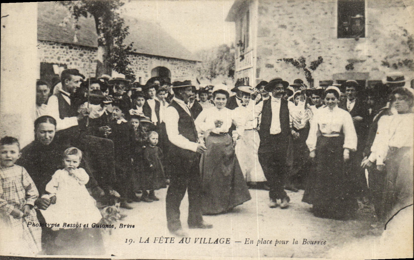 CPA Folklore La fete au village En place pour la bourree