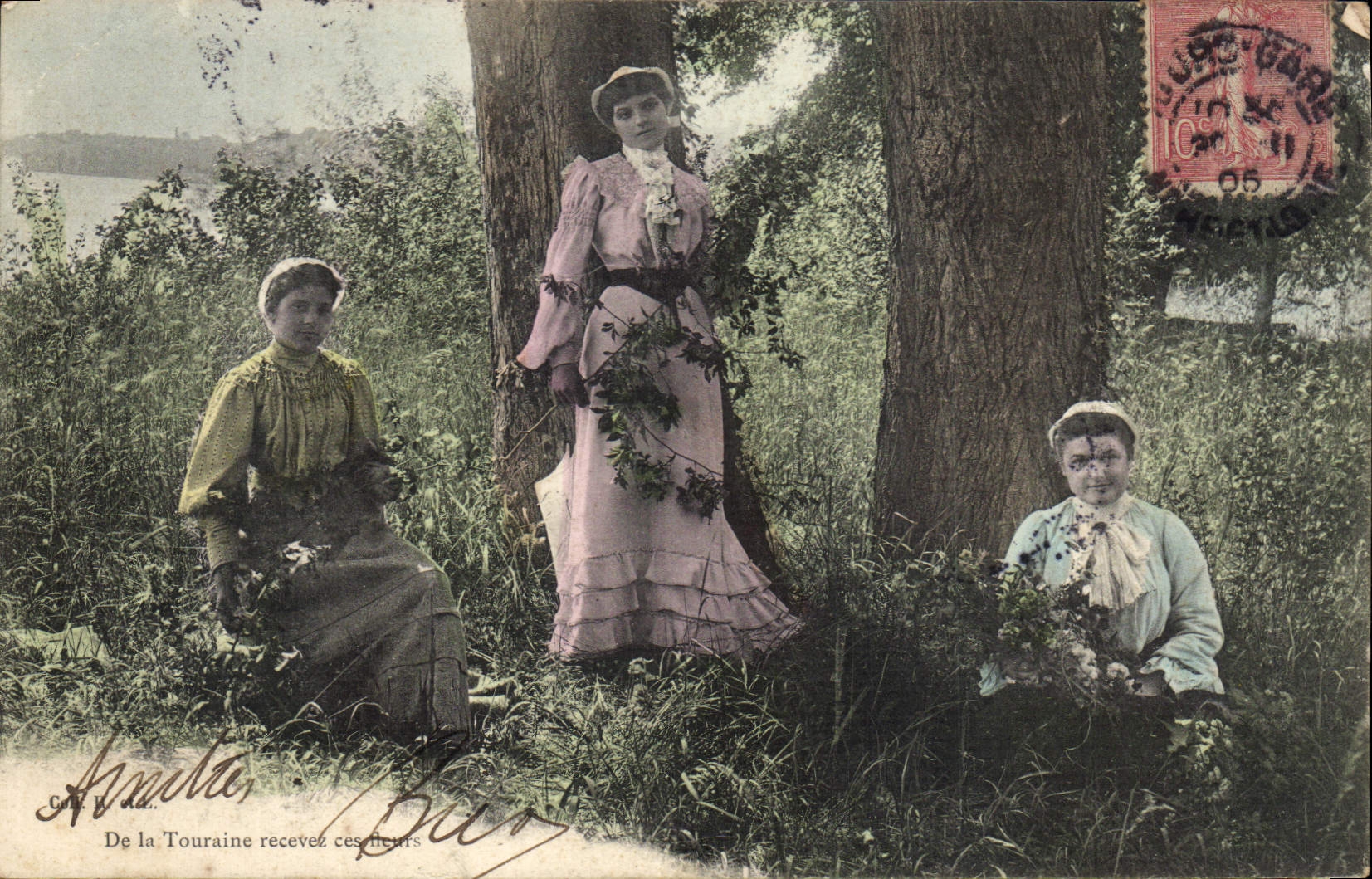 CPA Folklore De la Touraine recevez ces fleurs