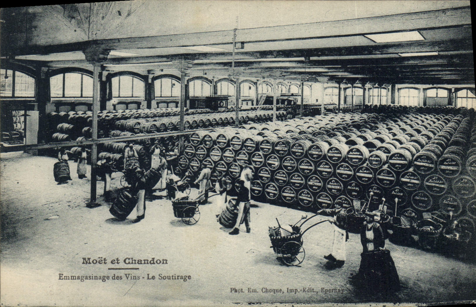 Moët et Chandon — Emmagasinement des Vins - Le Soutirage — Phot. Em. Choque, Imp.-Édit. Epernay