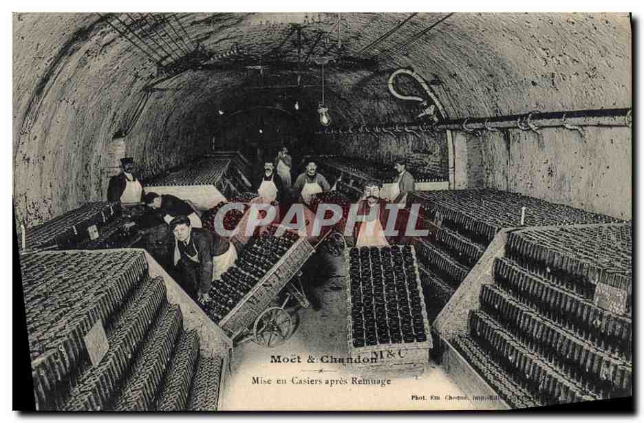 Moët & Chandon — Mise en Casiers après Remuage — Phot. Em. Chouque, Imp. M&C