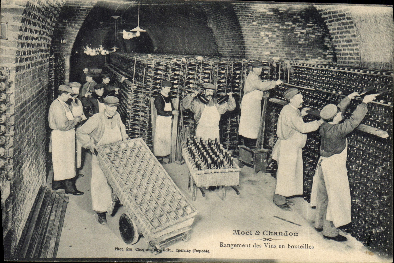 Moët & Chandon — Rangement des Vins en bouteilles — Phot. Ém. Choqués, Édit. Epernay (Déposé)