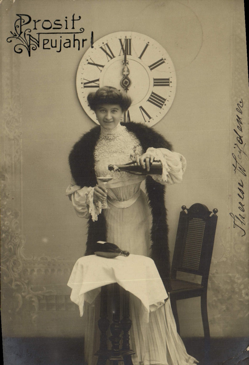 CPA Fantaisie Femme Champagne 