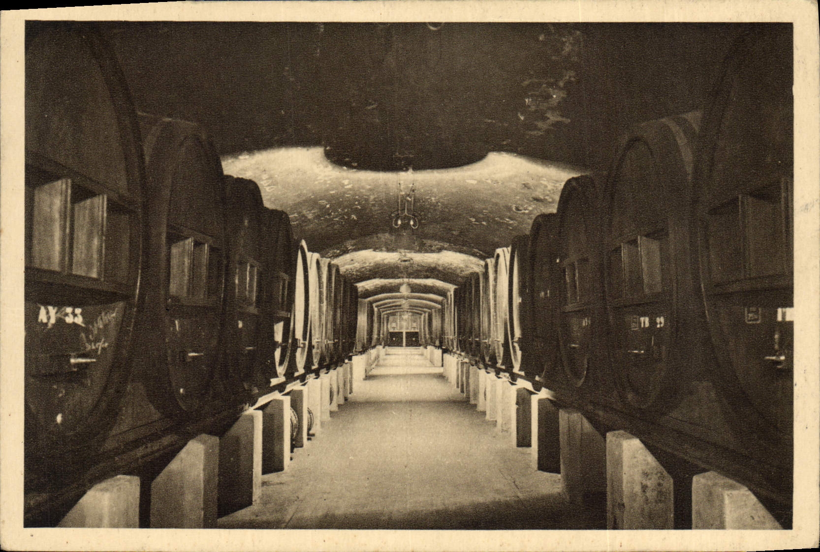 CPA Folklore Vin Vendanges Champagne Louis Roederer Le caveau des vins de reserve en foudre 