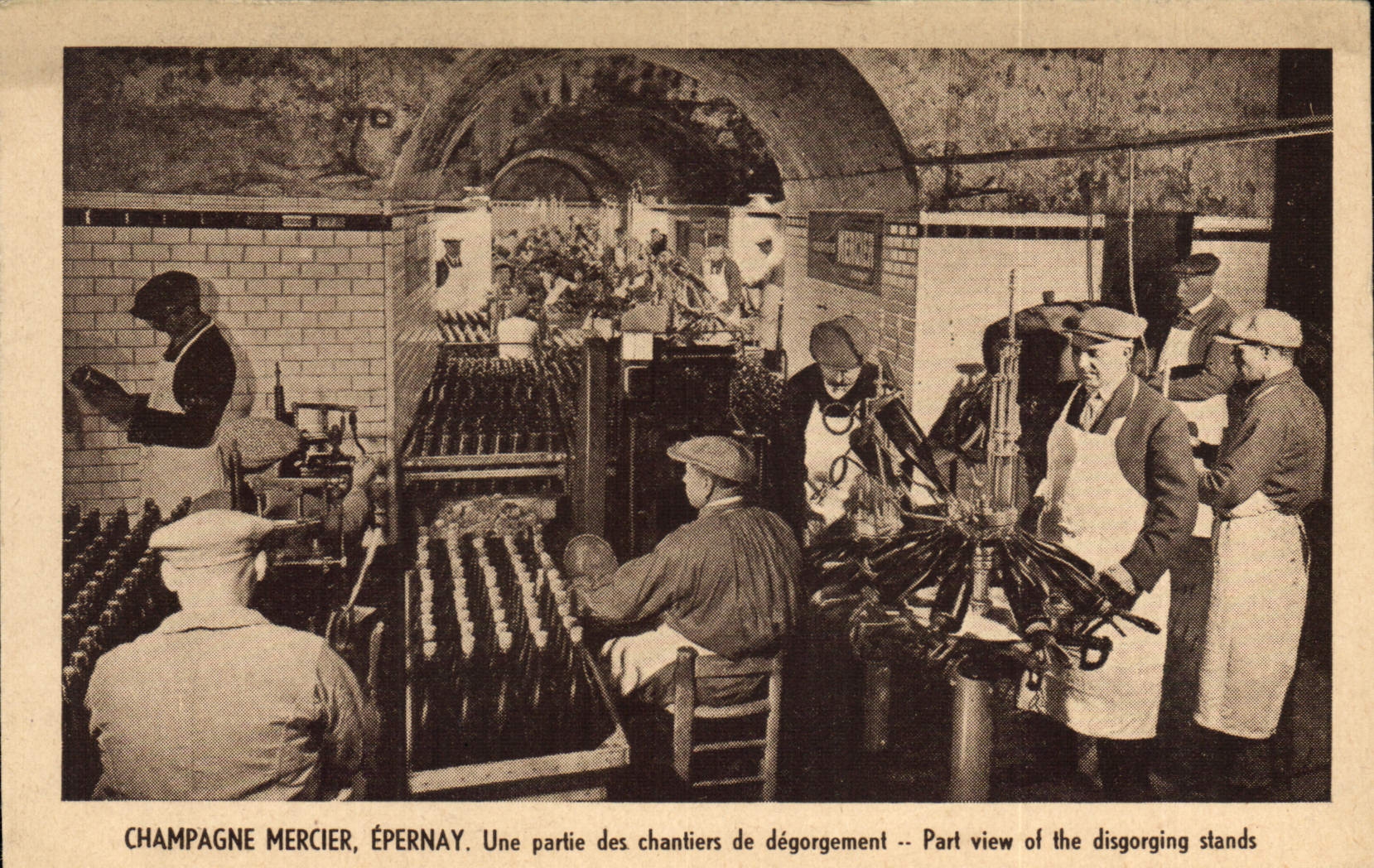 CPA Folklore Vin Vendanges Champagne Mercier Epernay Une partie des chantiers de degorgement