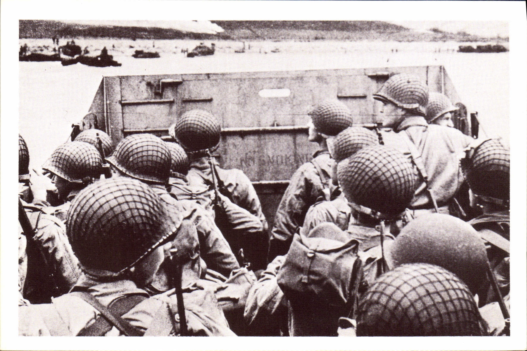 CPM Militaria Le debarquement allie et la bataille de Normandie Arromanches 6 juin 1944