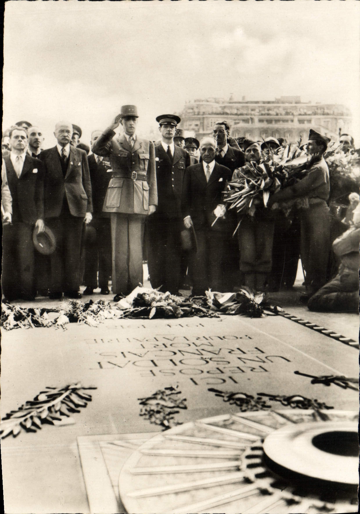 Libération de Paris — Le Général de Gaulle devant la dalle sacrée du Soldat Inconnu — Photo-Fressa-Libération