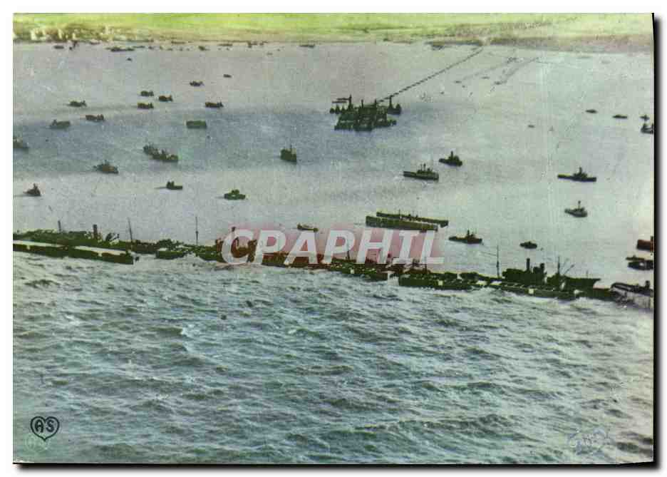 CPM Militaria Debarquement en Normandie Vue aerienne du Port artificiel Winston Arromanches Saint Comes
