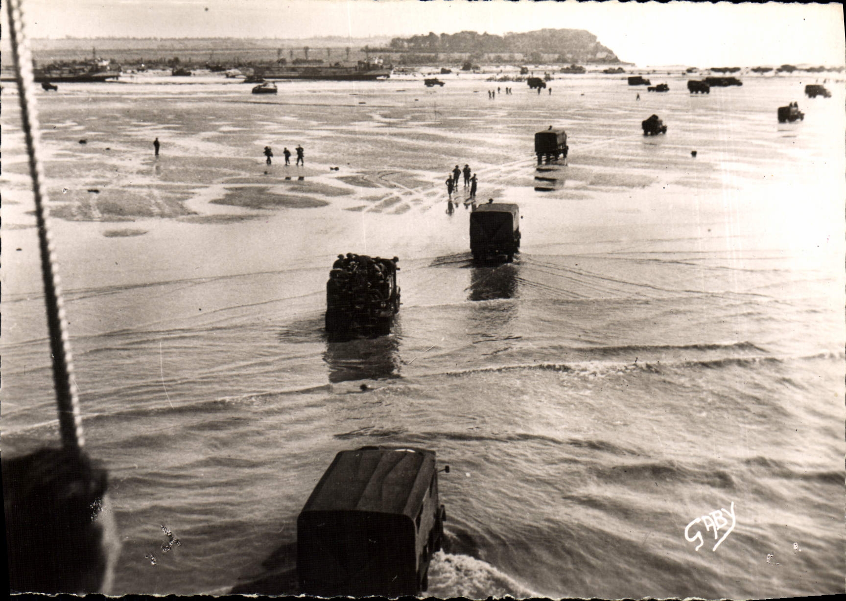 CPM Militaria Debarquement en Normandie Arrivee de renforts allies sur une tete de pont en Normandie