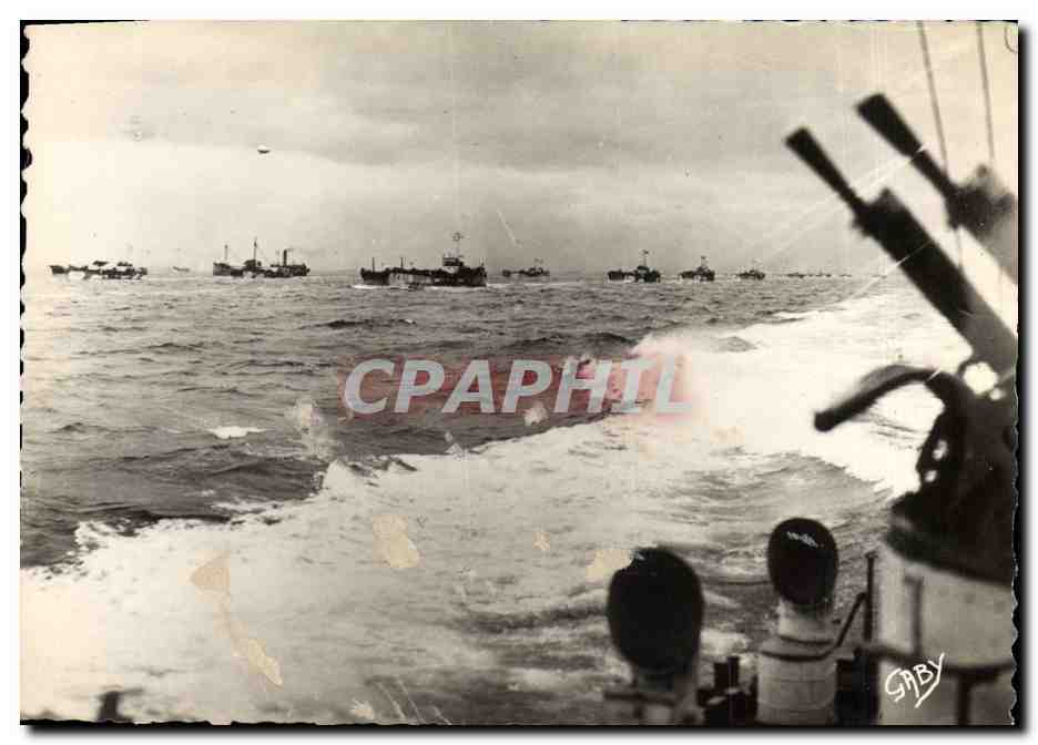CPM Militaria Debarquement de Normandie Les batiments de la Marine Royale escortent les unites de debarquement 