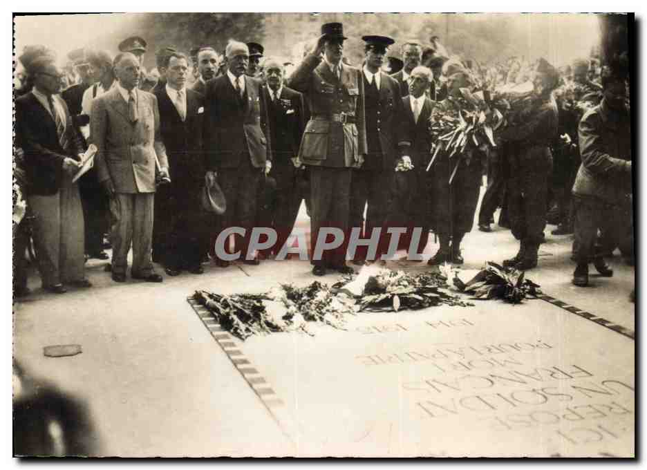 CPM Militaria Le General de Gaulle devant la tombe du soldat inconnu