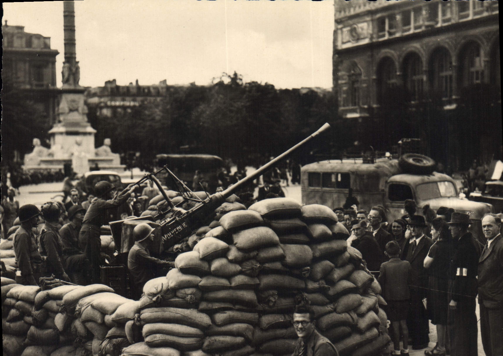 Libération de Paris — Canon antiaérien américain à la Place du Châtelet — D.G.A. REAL-PHOTO