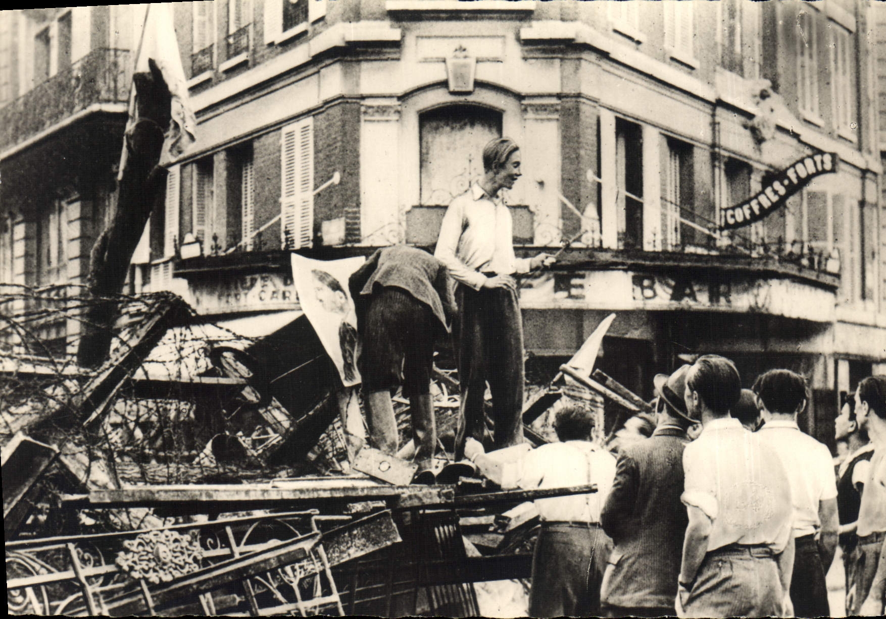 Libération de Paris — Une barricade — Réal-Photo, Paris, n°51