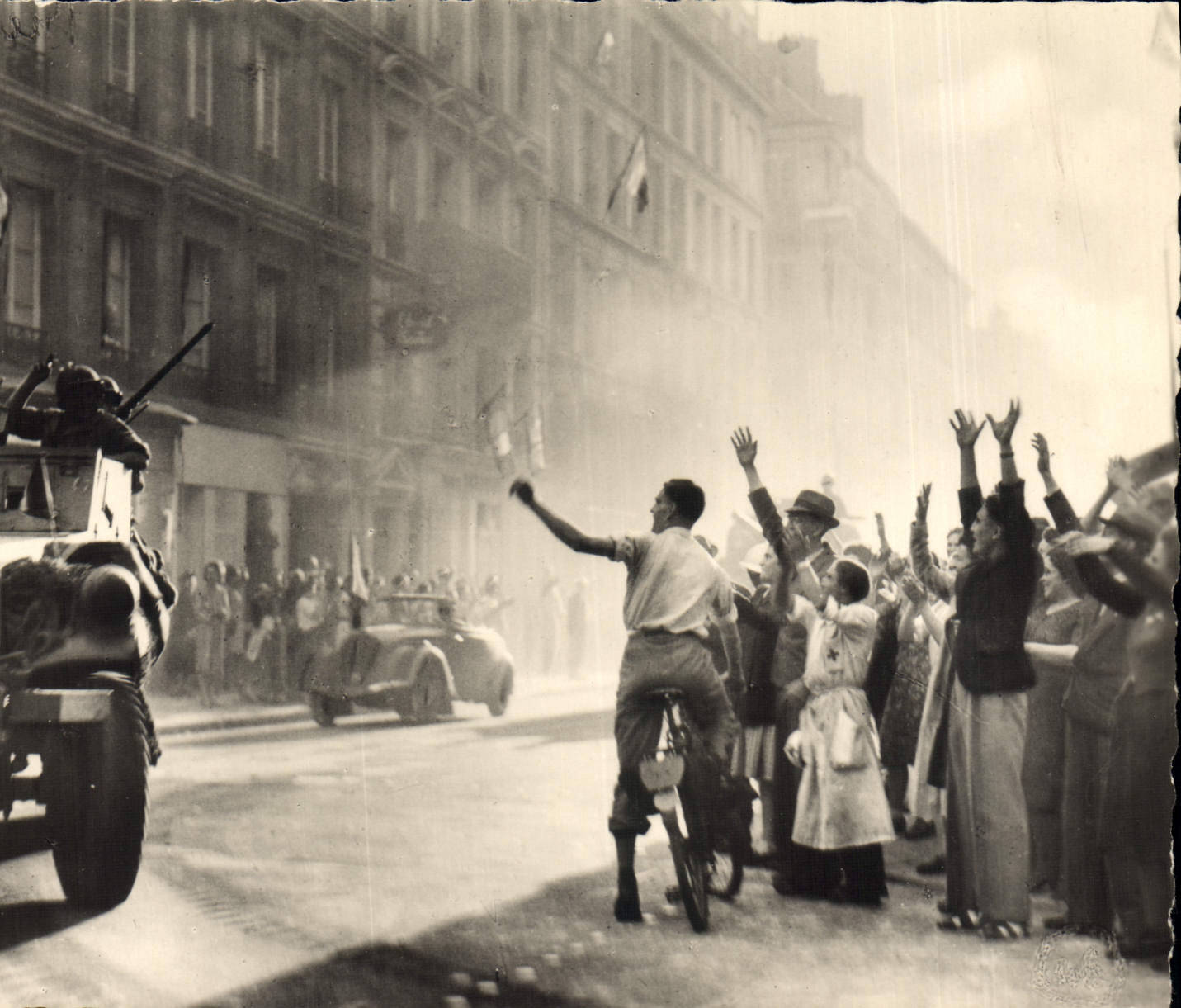 Libération de Paris — 54 - Les autos blindées arrivent — REAL-PHOTO & C.A.P. - PARIS