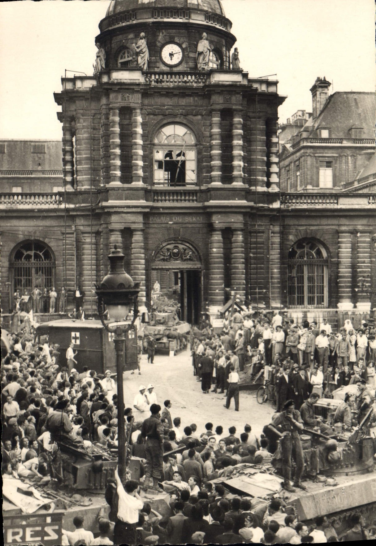 Palais du Sénat — Evacuation des blessés allemands — C.A.P. - Paris