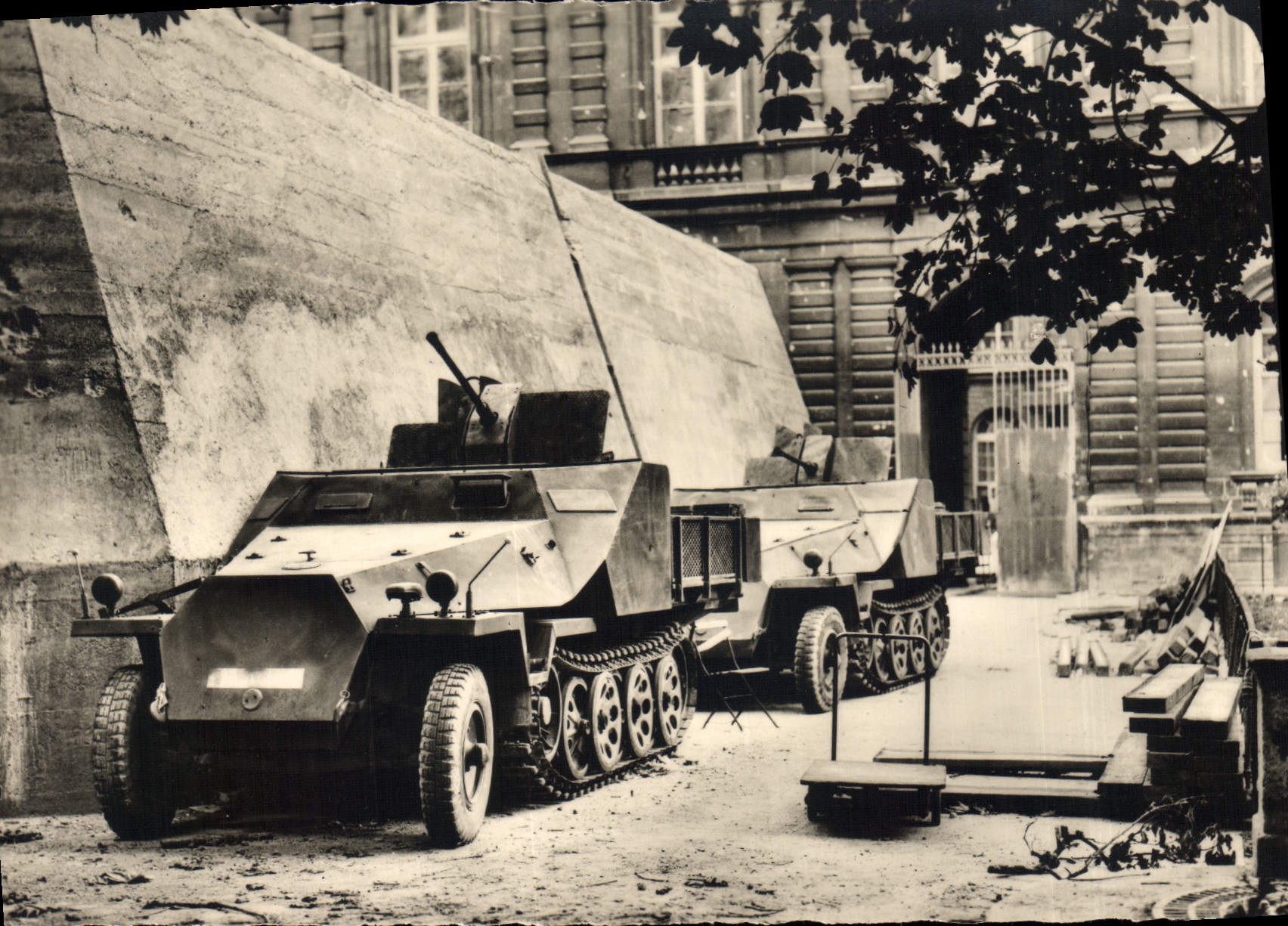 Libération de Paris — Auto blindée devant la casemate du Sénat — C.A.P. - PARIS