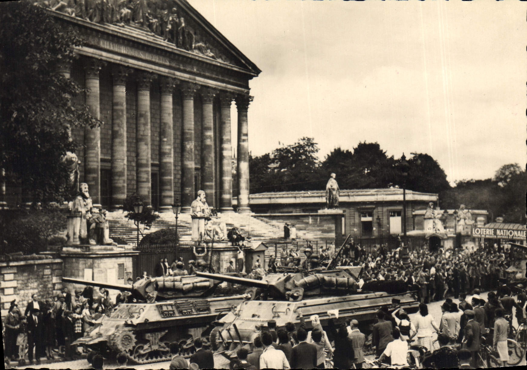 Libération de Paris — Chars américains au Palais Bourbon — C.A.P. - PARIS