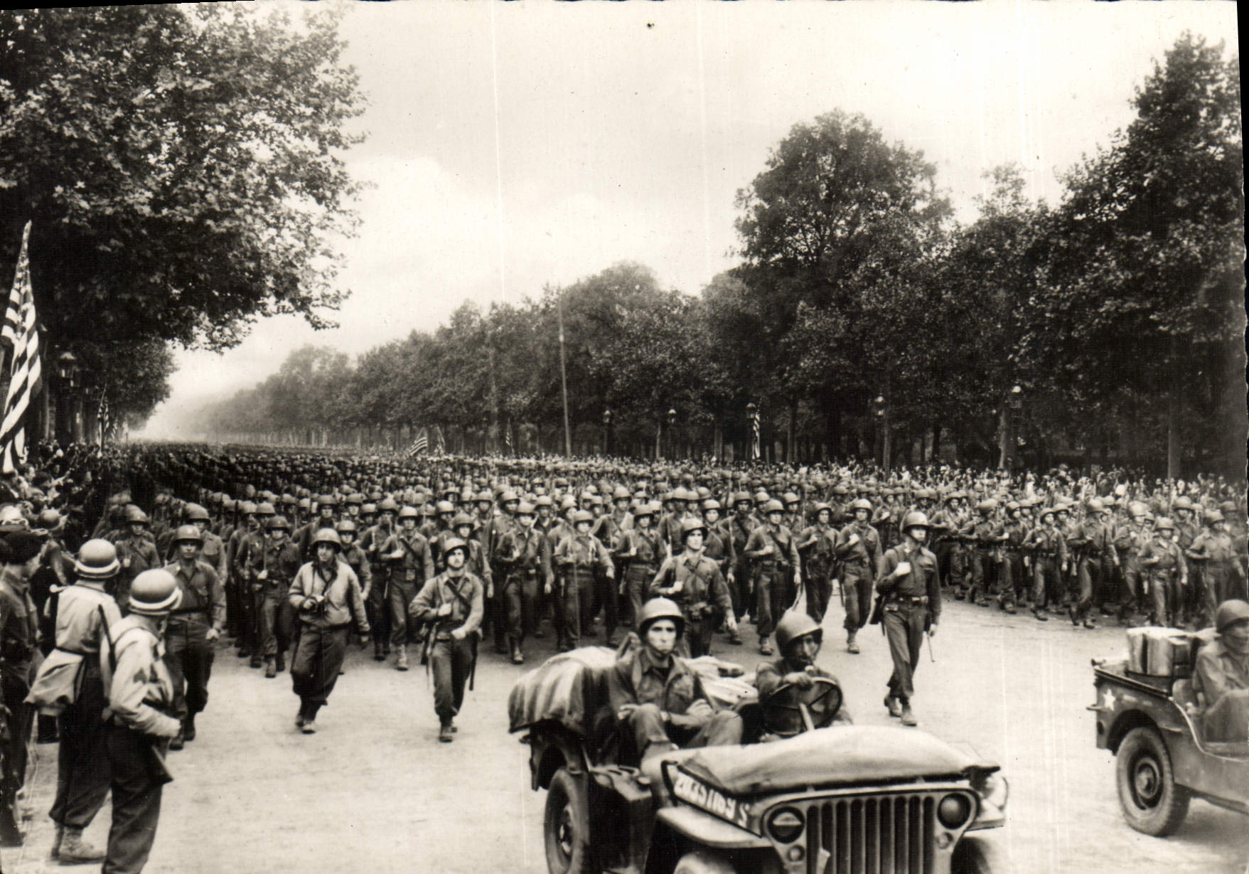 Libération de Paris — Infanterie américaine défile aux Champs-Élysées — Photo-Press Libération (42)