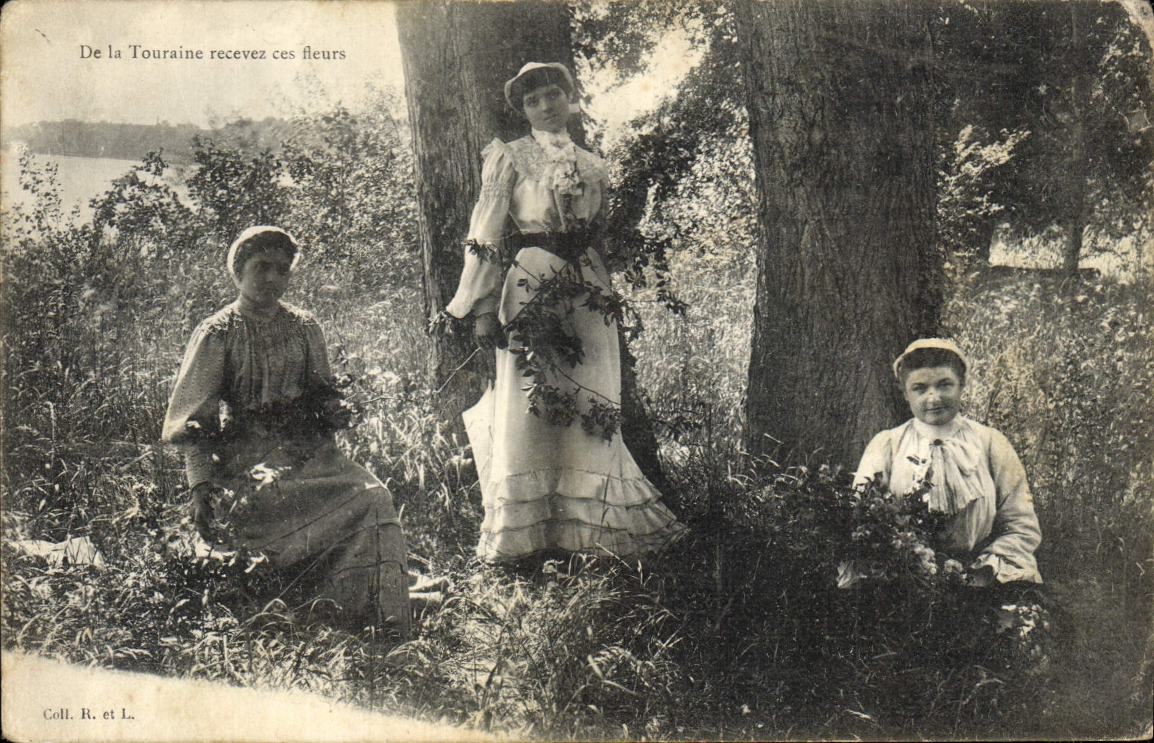 CPA Folklore De la Touraine recevez ces fleurs