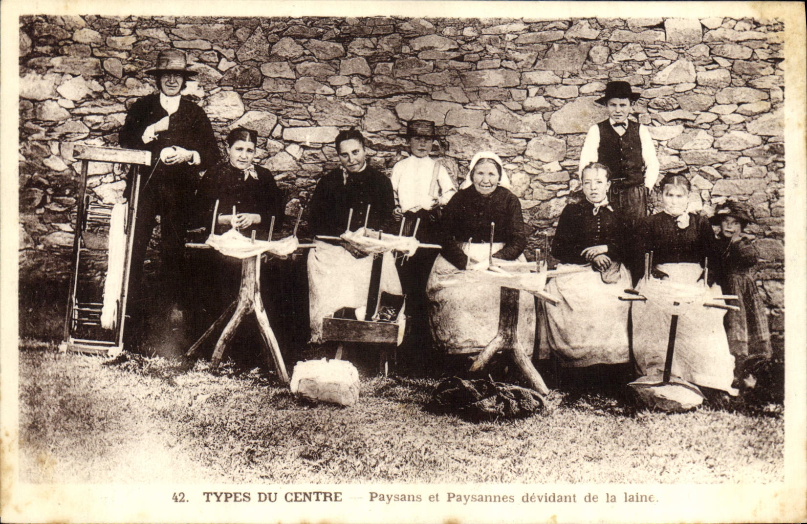 CPA Folklore Types du Centre Paysans et paysannes devidant de la laine