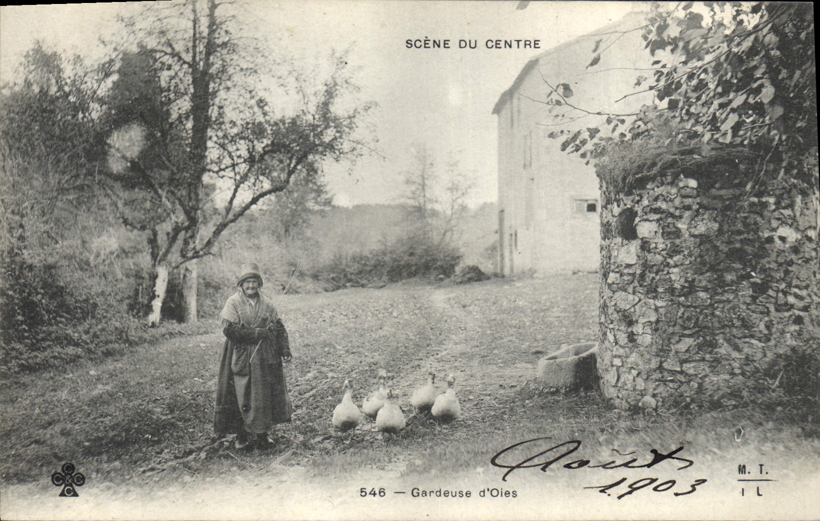 CPA Folklore Scene du Centre Gardeuse d'oies