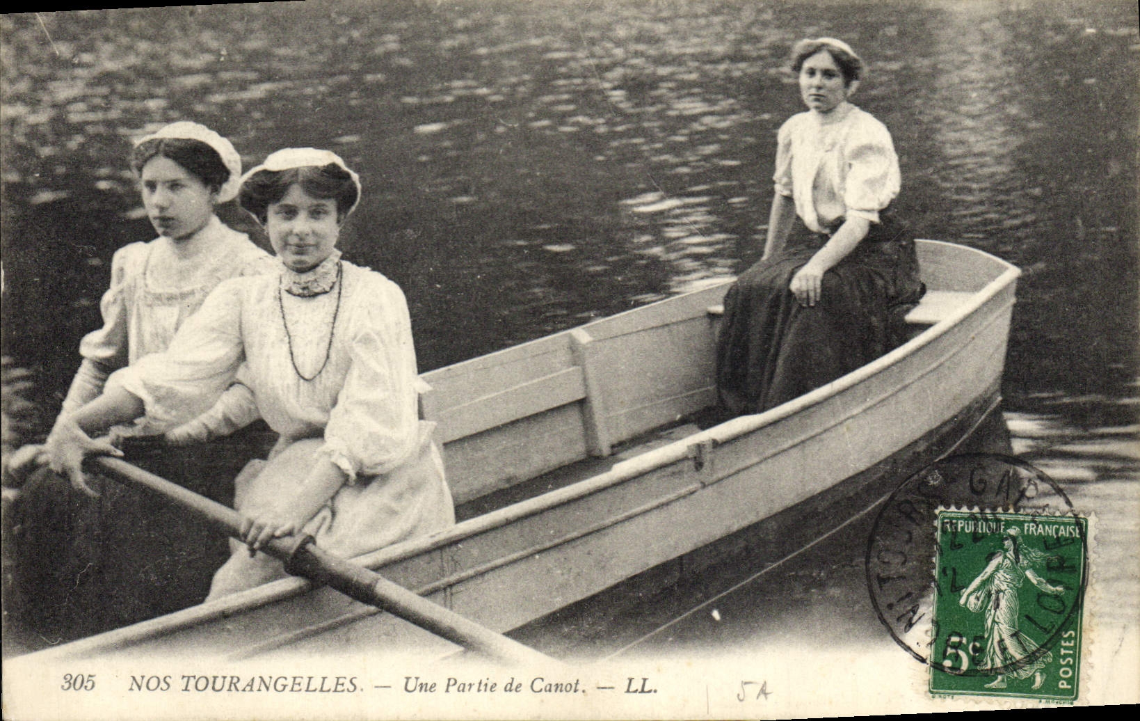 CPA Folklore Nos Tourangelles Une partie de canot Barque Bateau