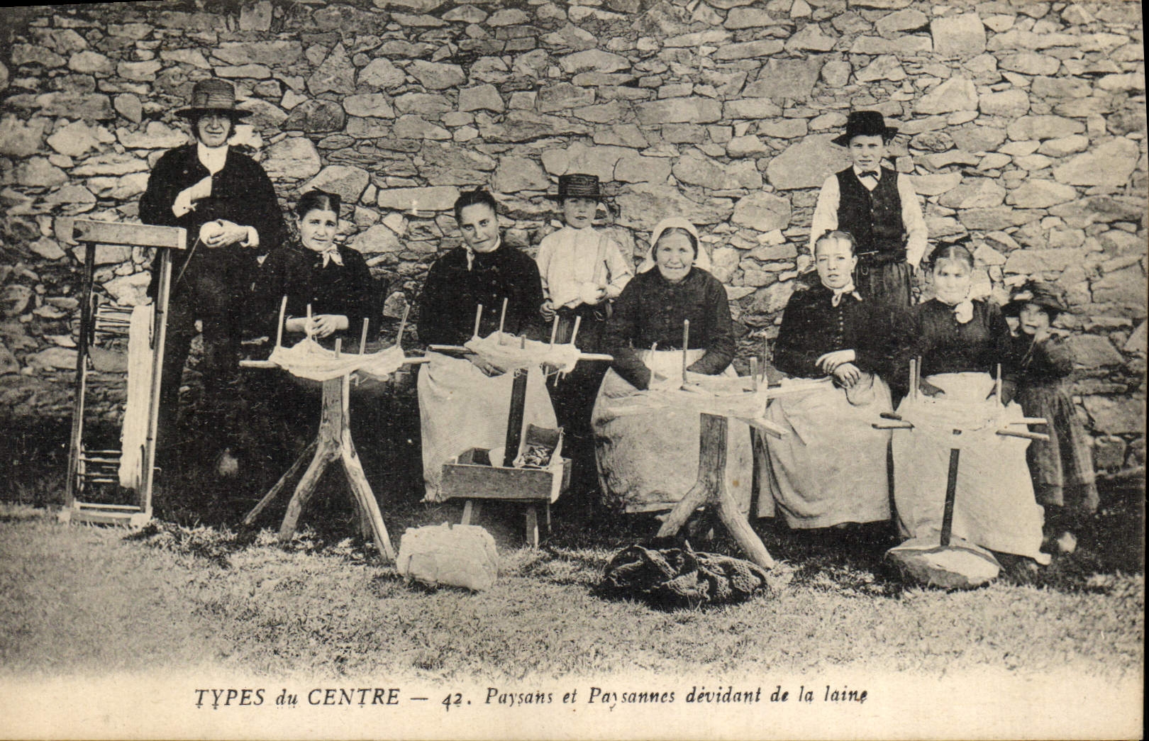 Paysans et Paysannes dévidant de la laine — TYPES du CENTRE — 42