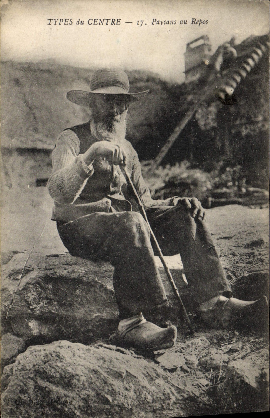 Paysans au Repos — Types du Centre — 17 — Éditeur C. Duvivier