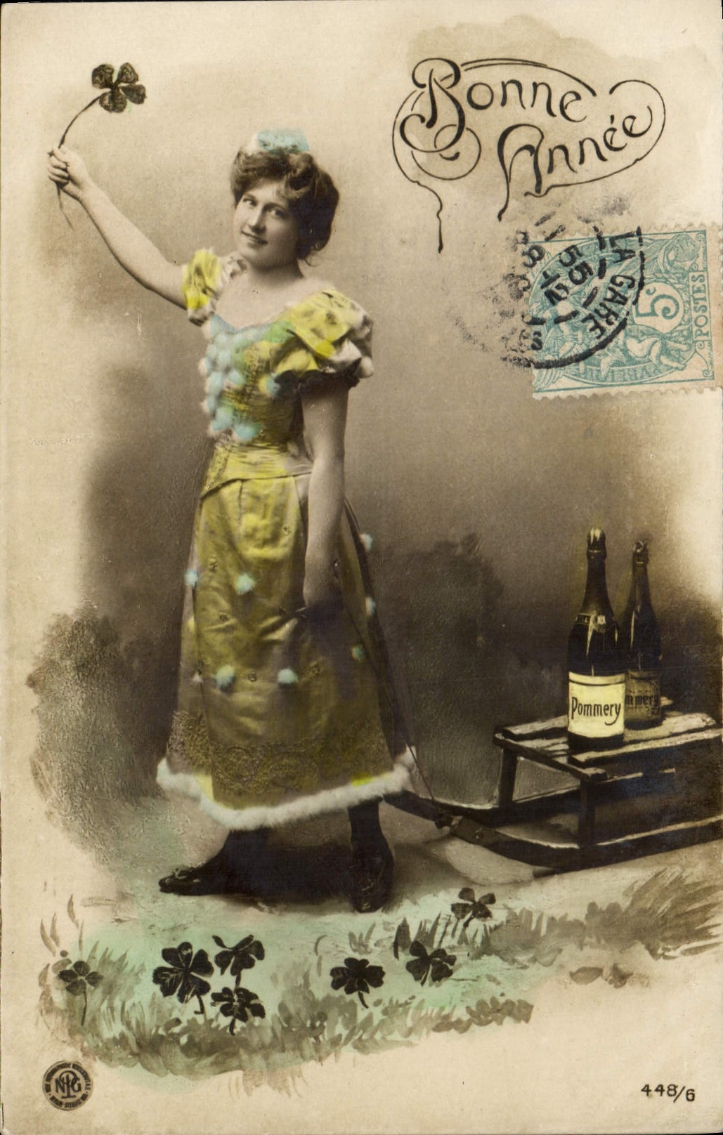 CPA Fantaisie Femme Luge Champagne 