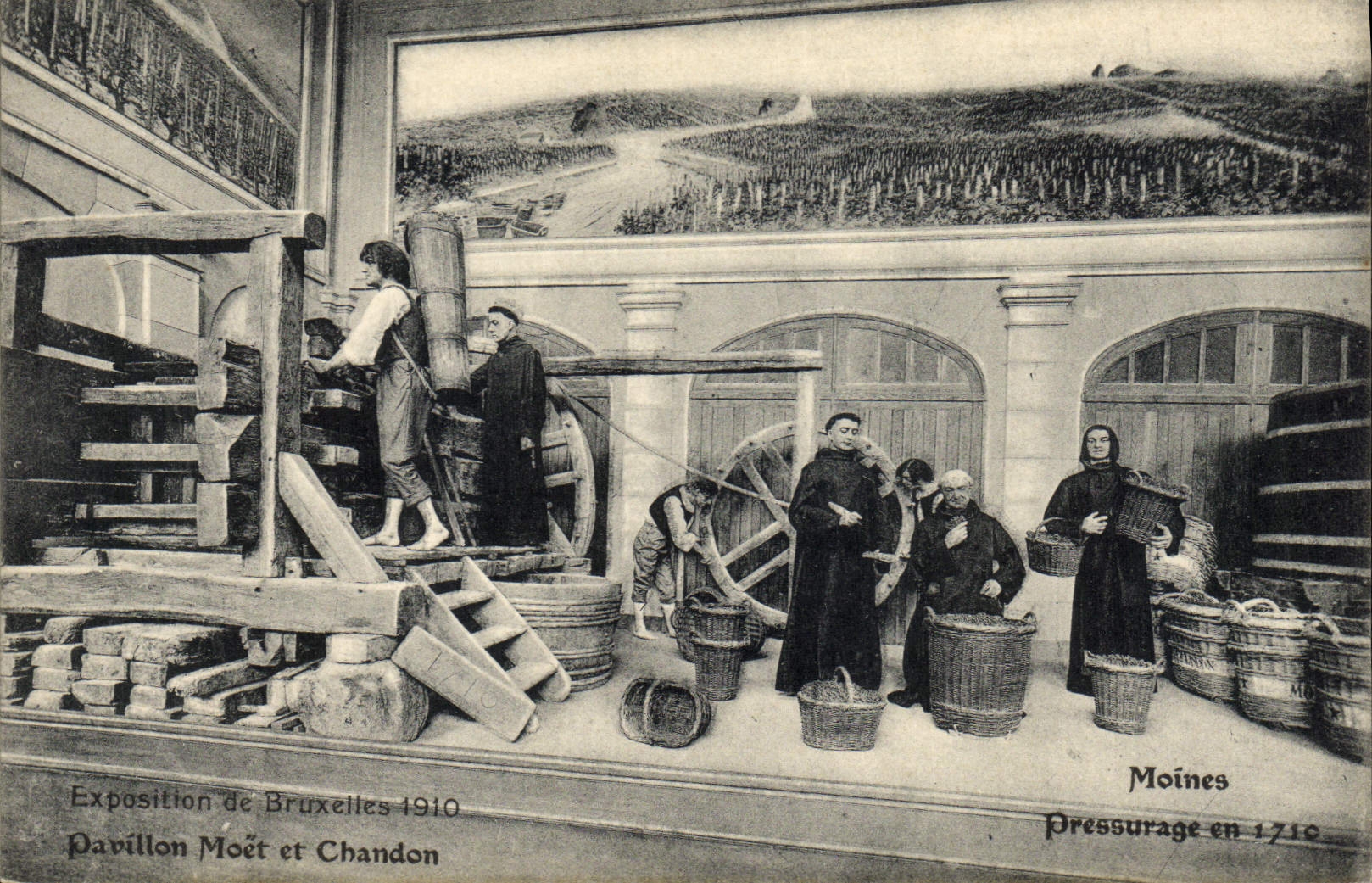 Pressurage en 1710 — Moines — Pavillon Moët et Chandon, Exposition de Bruxelles 1910