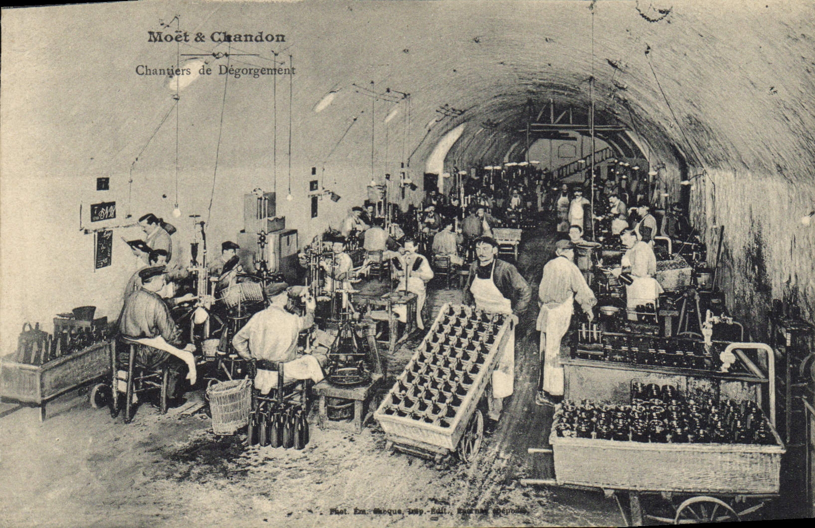 Moët & Chandon — Chantiers de Dégorgement — Phot. Em. Mosque, 109p. - Éditions Chéron