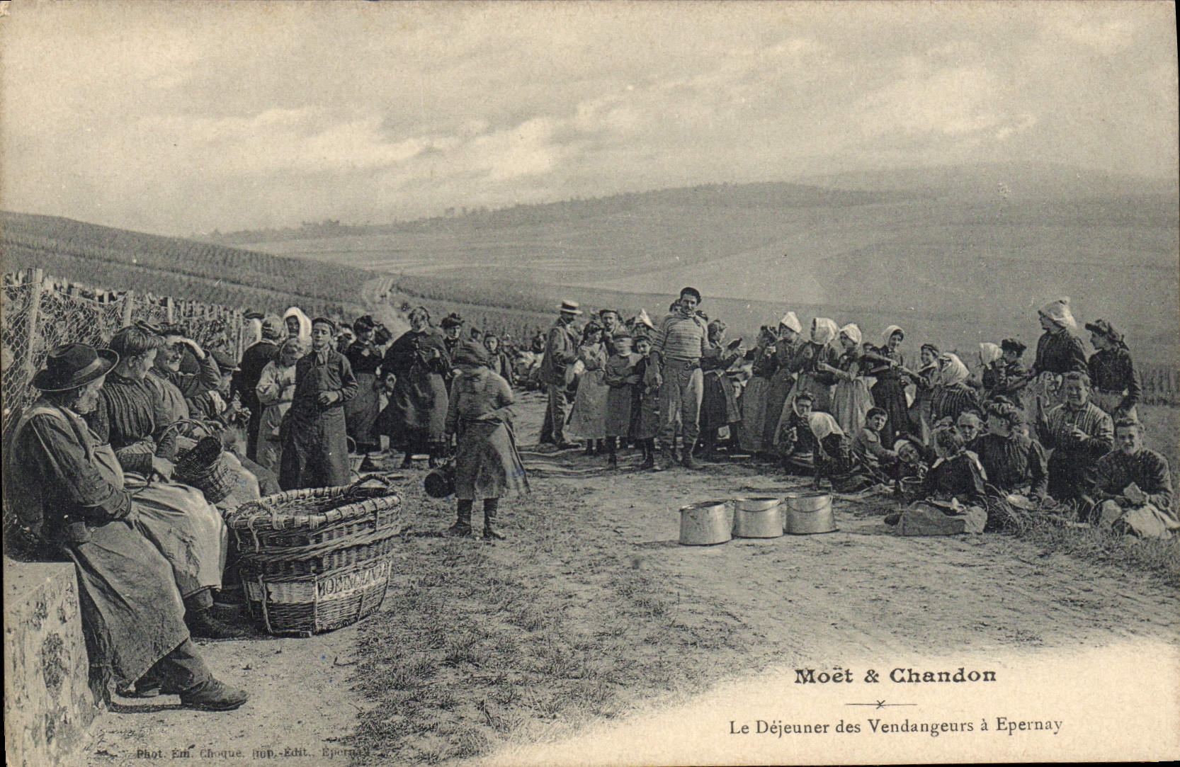 CPA Folklore Vin Vendange Champagne Moet & Chandon Le dejeuner des vendangeurs a Epernay 