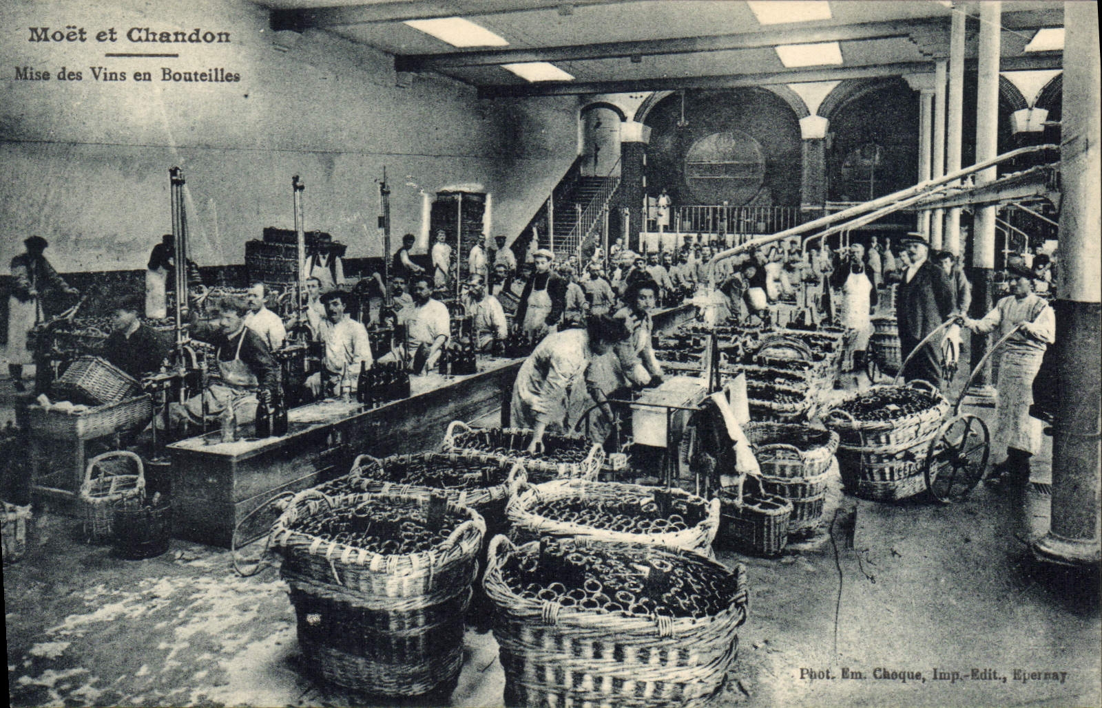 Moët et Chandon — Mise des Vins en Bouteilles — Phot. Em. Cheoque, Imp.-Edit. Epernay
