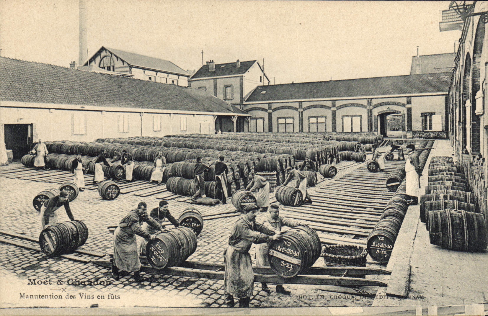 Manutention des Vins en fûts — Moët & Chandon — Phot. E.M. Thoqué, Impr. J. Béran