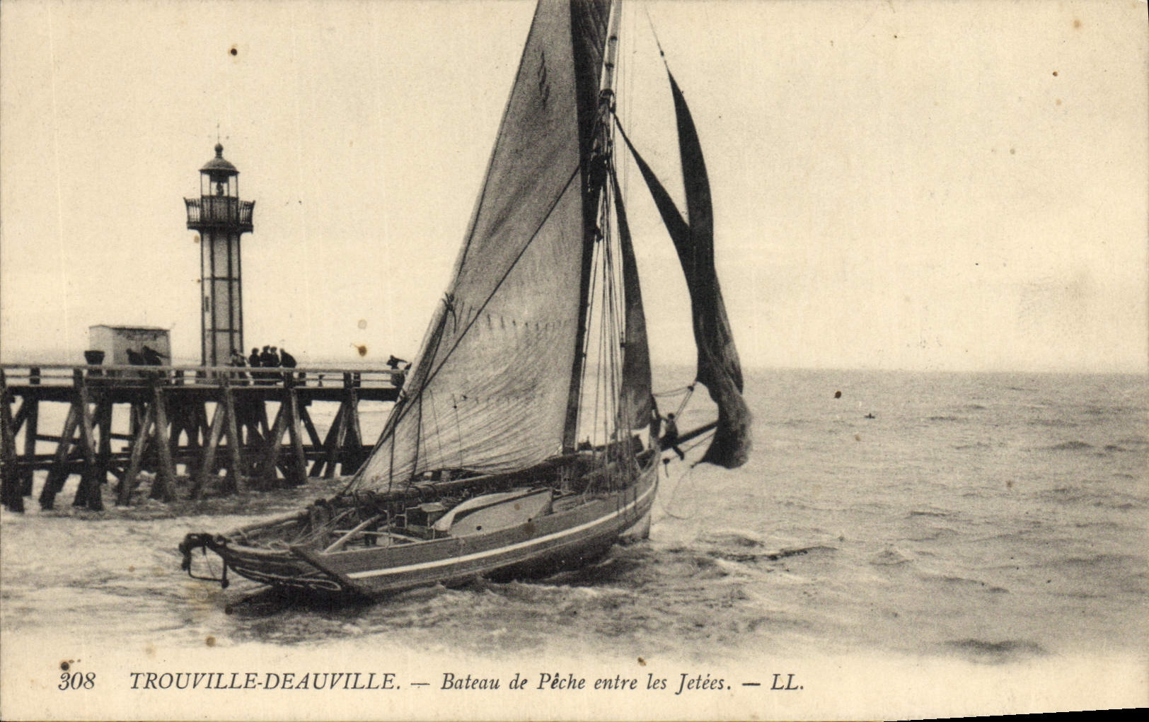 CPA Phare Trouville Deauville Bateau de peche entre les jetees 
