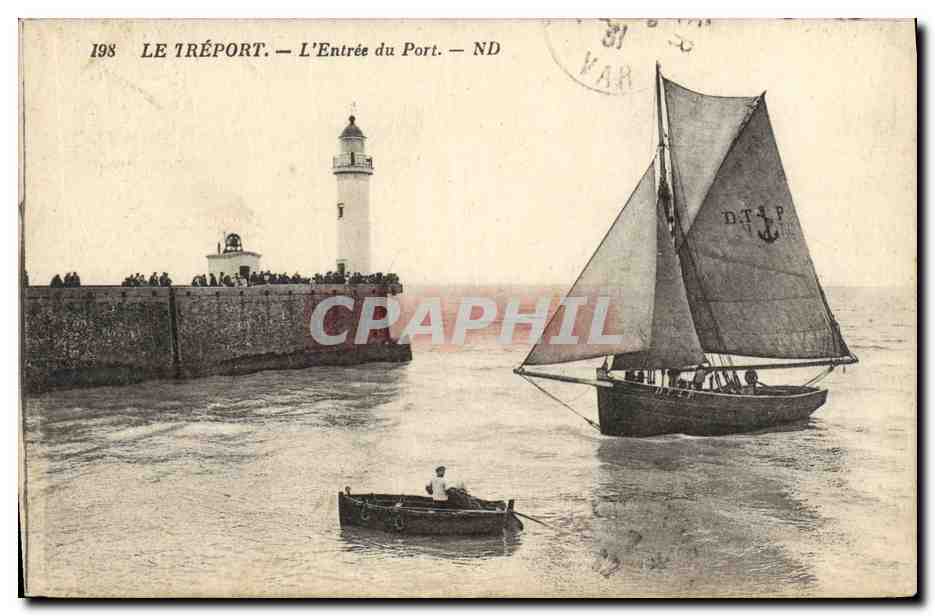 CPA Phare Le Treport l'entree du port Bateau