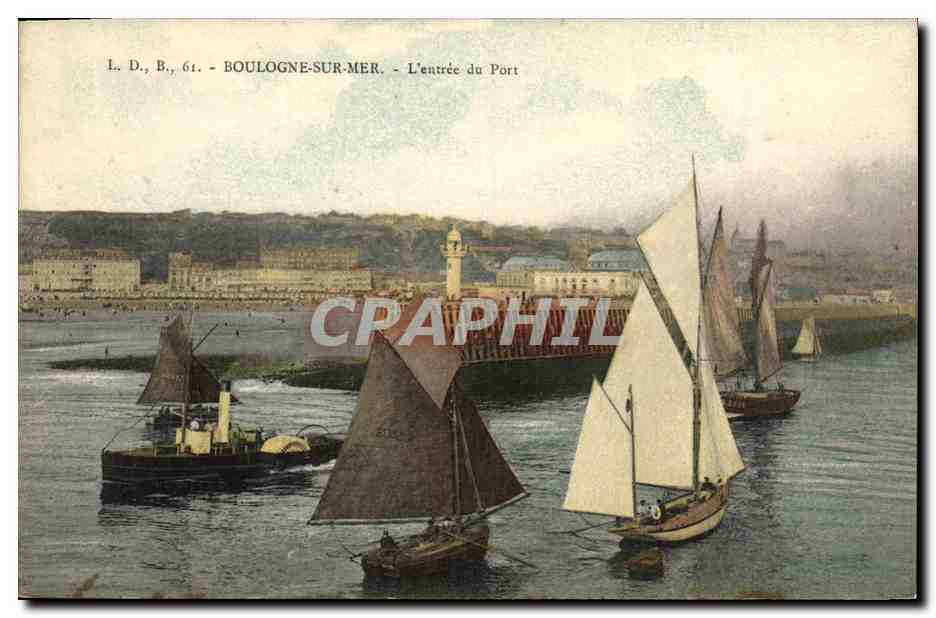 CPA Phare Boulogne sur Mer L'entree du port Bateaux