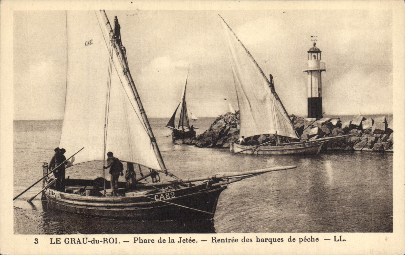 CPA Phare Le Grau du Roi Phare de la jetee Rentree des barques de peche Bateau
