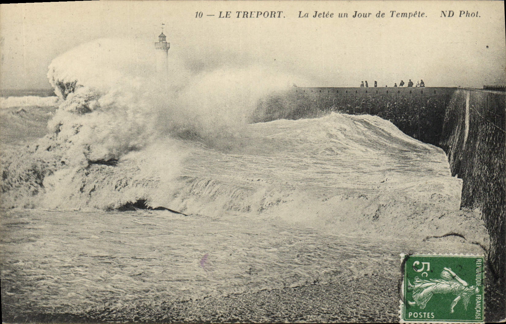 CPA Phare Le Treport La jetee un jour de tempete
