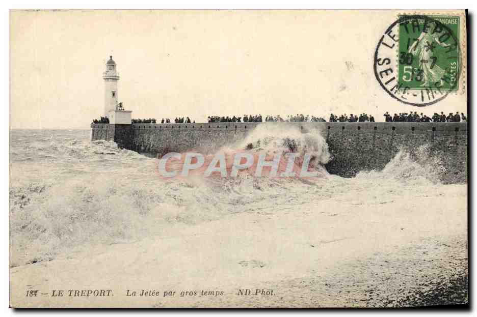 CPA Phare Le Treport La jetee par gros temps