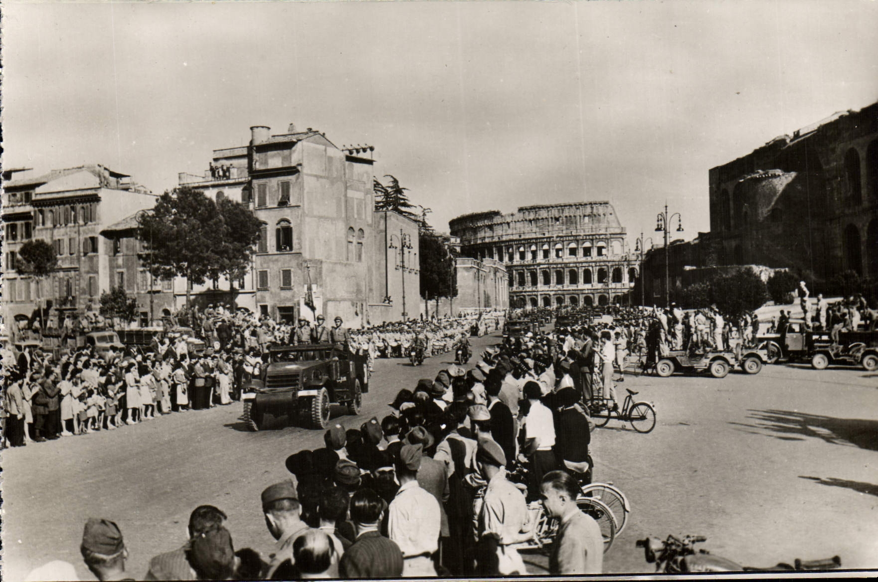 Défilé de troupes françaises à Rome — 15 juin 1944 — au fond le Colisée