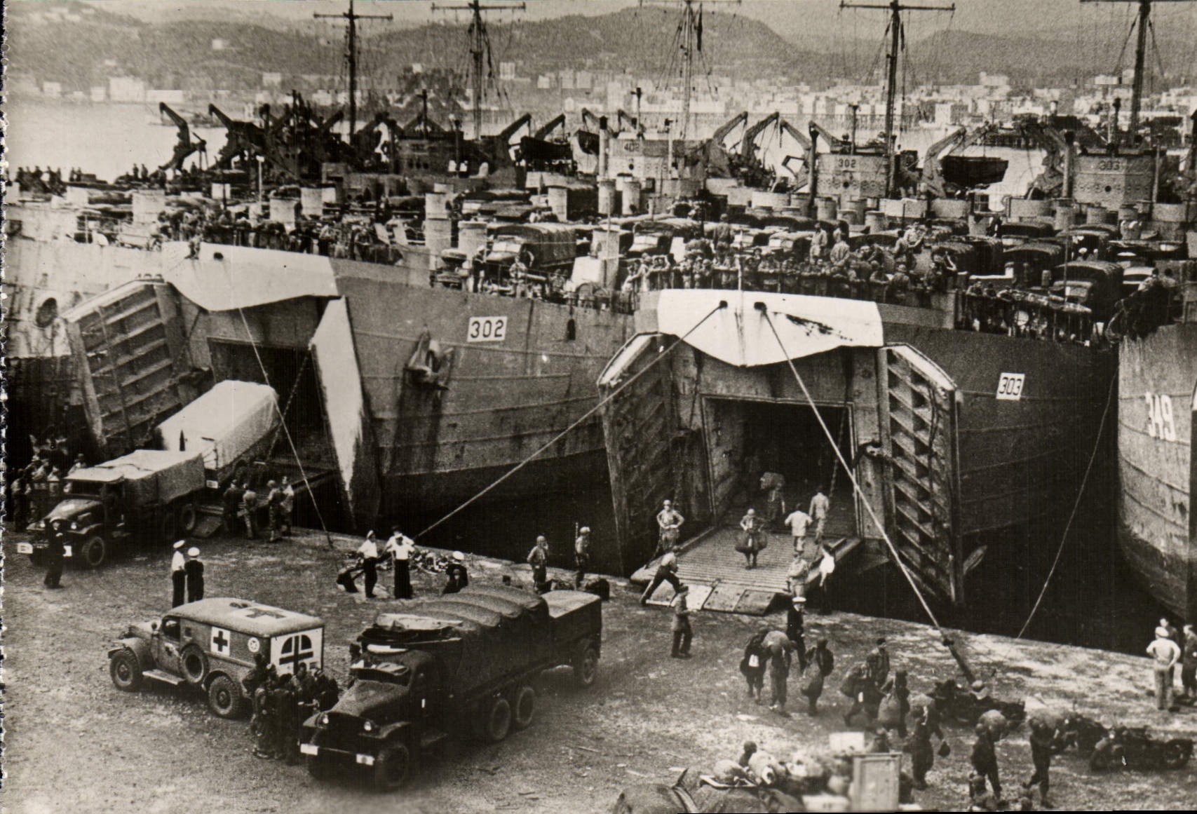 Débarquement du Corps Expéditionnaire Français à Naples — De Tunis à Sienne