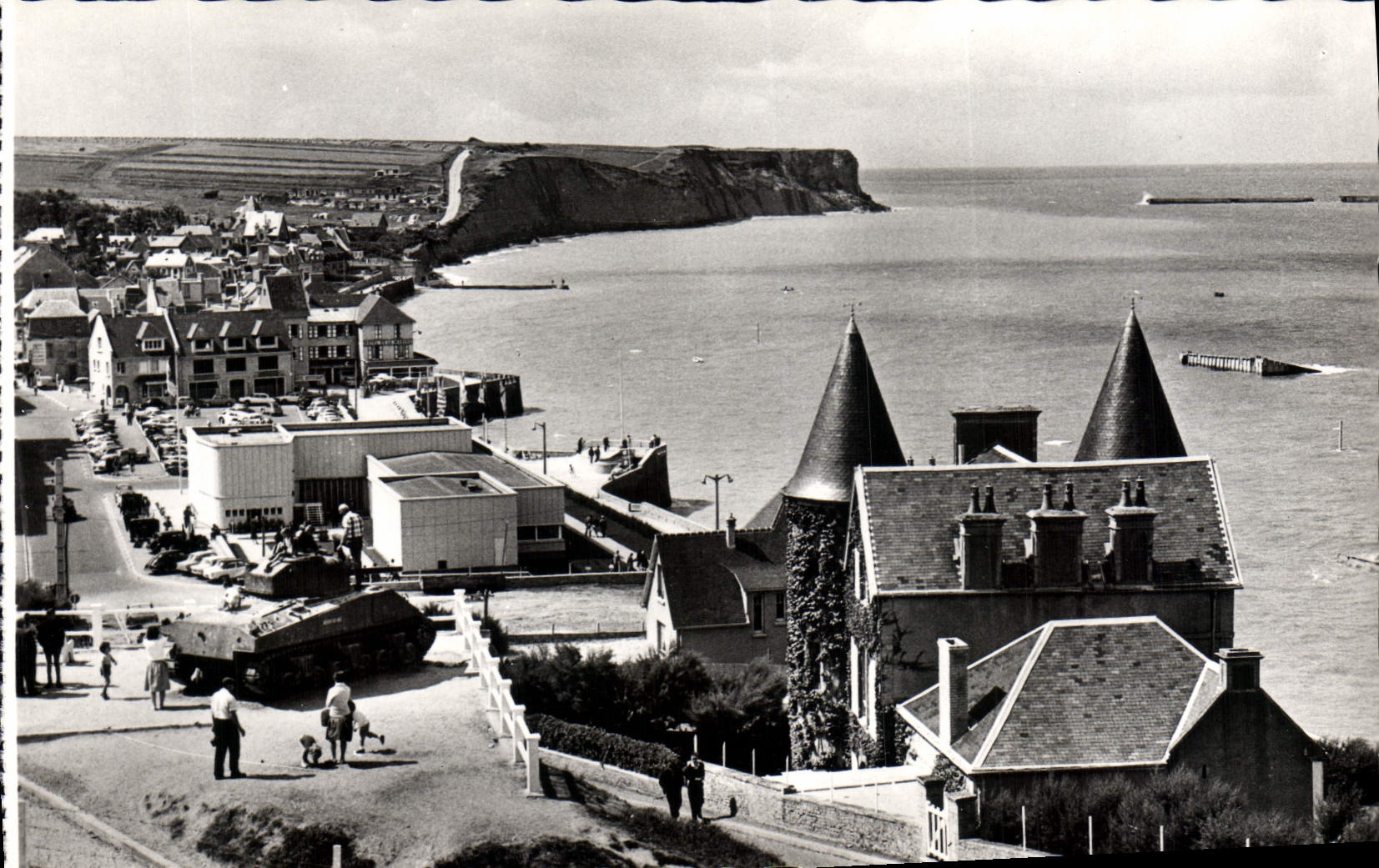 CPM Militaria Arromanches Vue generale de la plage Port Winston et le musee Tank Char d'assaut